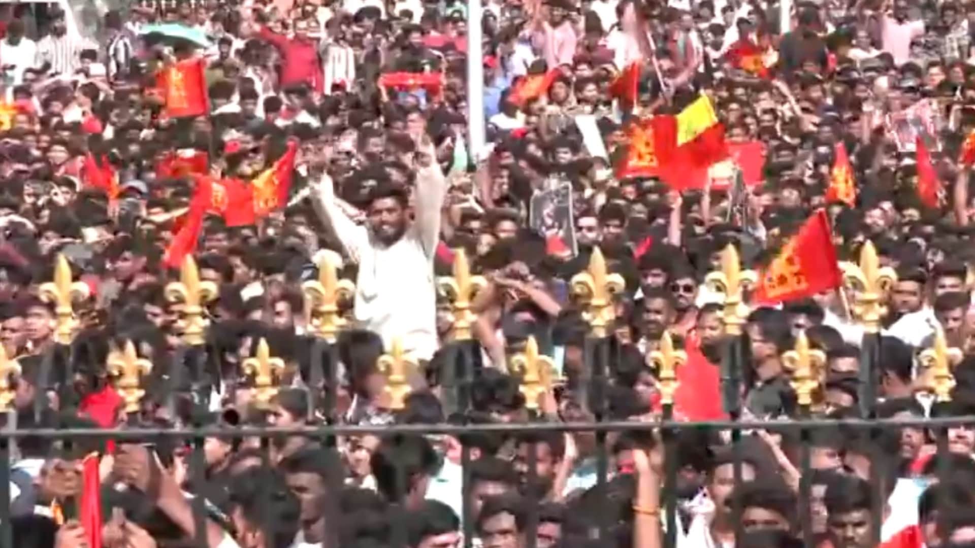 IPL 2025 Winner RCB gets a grand welcome on reaching Bangalore celebration photos huge crowd gathered