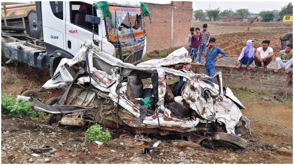 MP Accident News Truck Overturns On Car In Jhabua Nine Killed News in Hindi