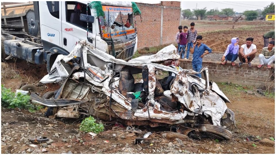 MP Accident News Truck Overturns On Car In Jhabua Nine Killed News in Hindi