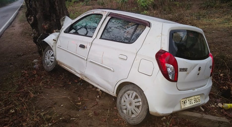 Mahoba Accident The car collided with a tree due to driver dozing off couple died and two others injured