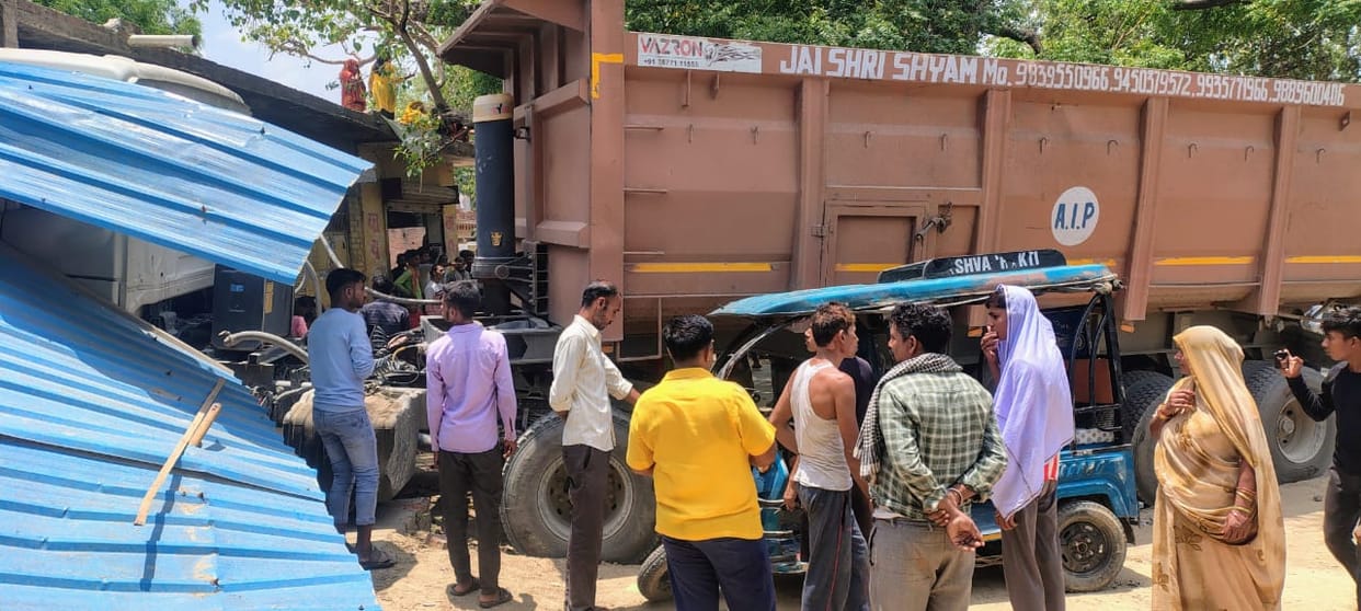 Fatehpur High speed trolley entered shop one injured two rickshaws badly damaged search for driver continues