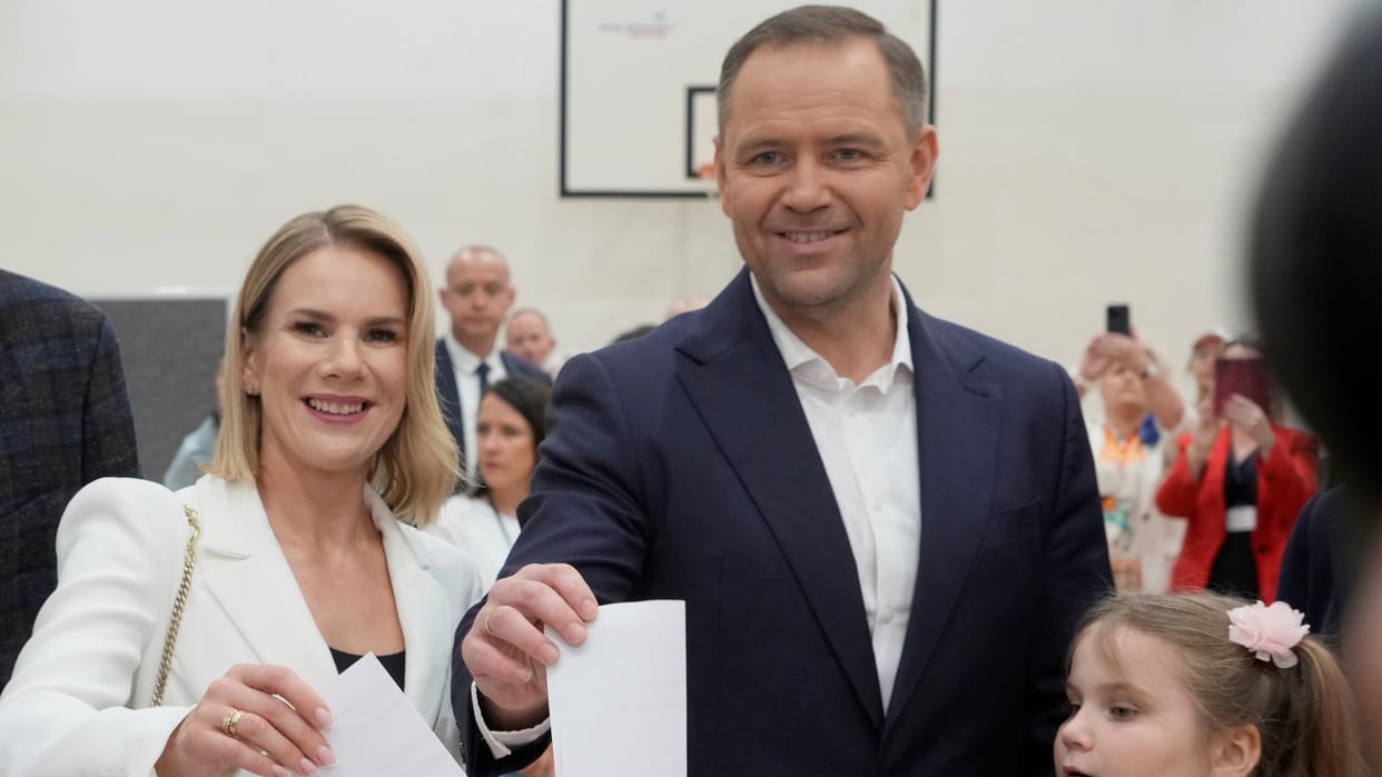 New Polish president who was endorsed by Donald Trump is making his first White House visit amid russia threat