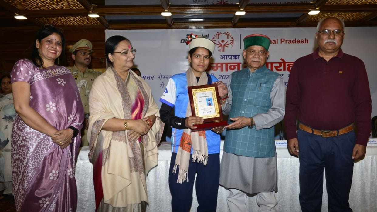 Governor honored the winning players and trainers of Special Olympics Himachal