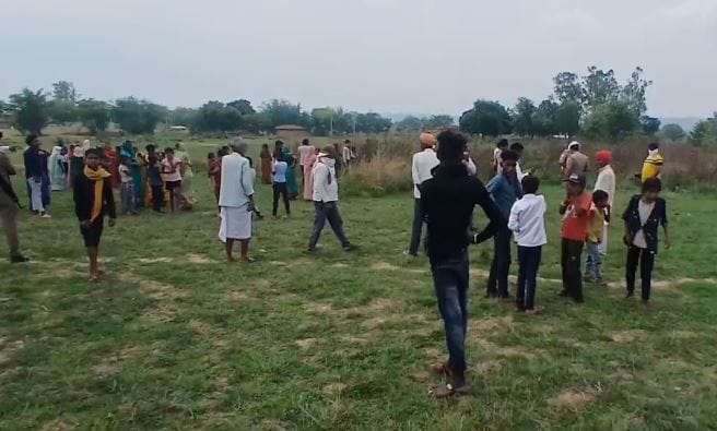 dead Body of person missing for five days found in bushes people reached after foul smell arose