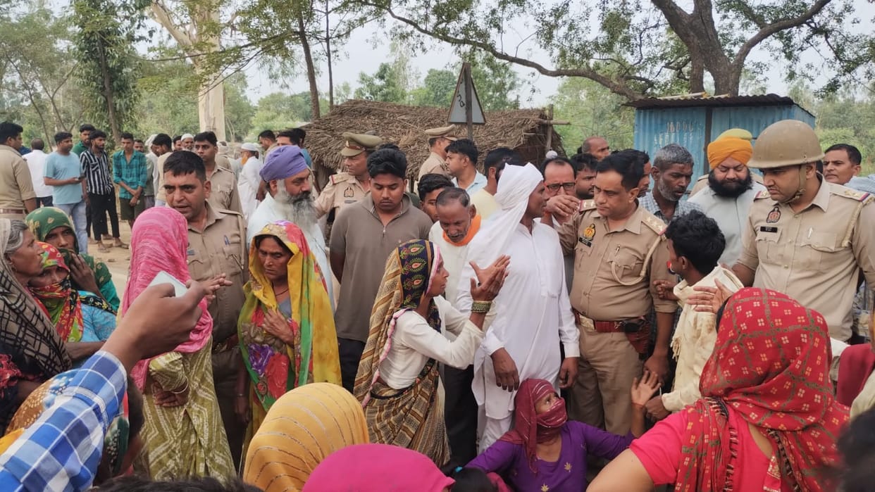 Brick kiln worker killed in buggy accident on Noorpur Road, villagers protest with road blockade