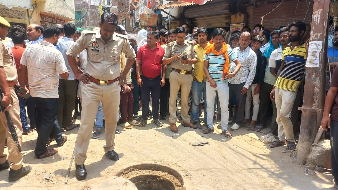 Two workers died after entering sewerage chamber in ghazipur