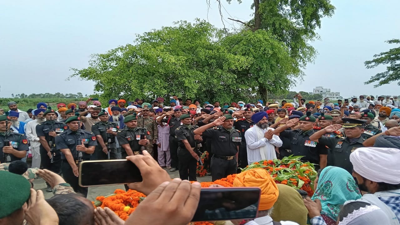 Martyr Lakhwinder Singh body reached the village his wife wept while hugging the tricolour in pilibhit