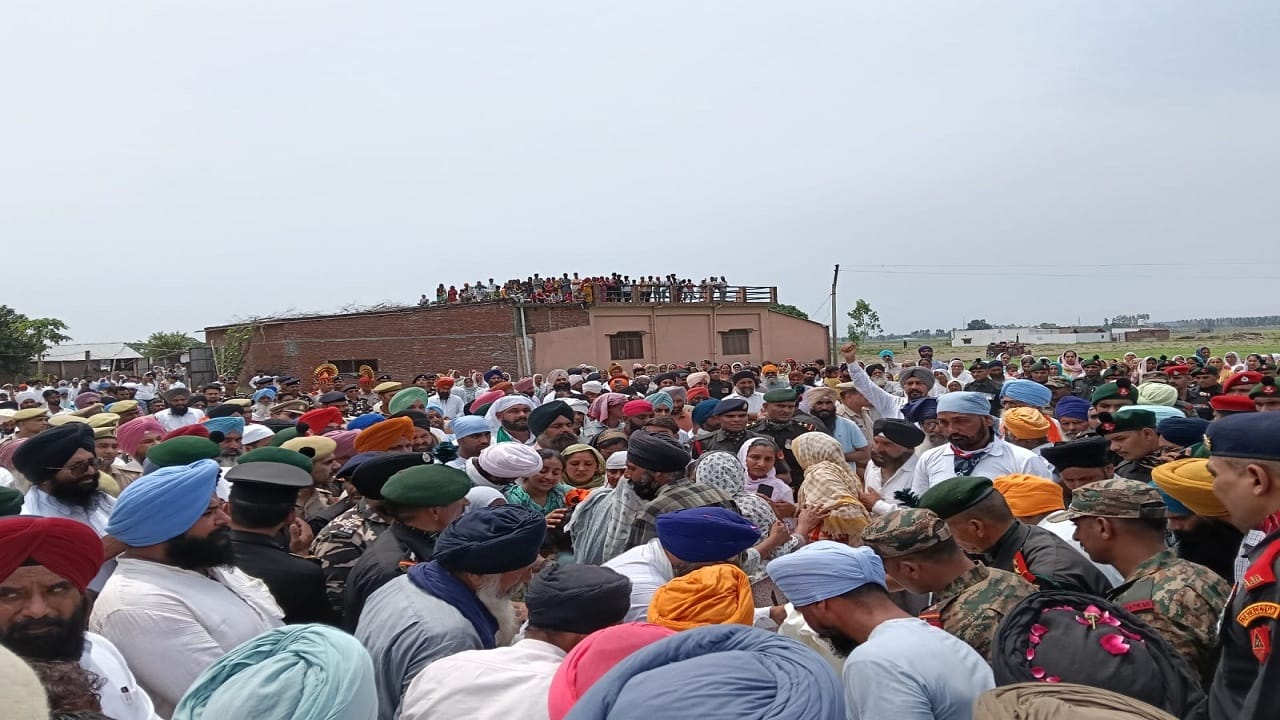 Martyr Lakhwinder Singh body reached the village his wife wept while hugging the tricolour in pilibhit