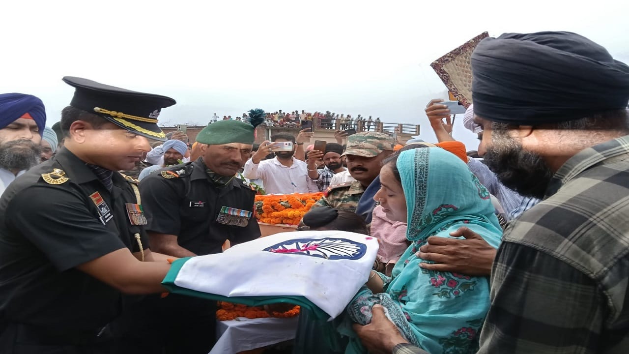 Martyr Lakhwinder Singh body reached the village his wife wept while hugging the tricolour in pilibhit