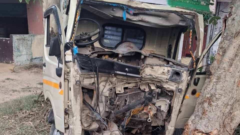 Moradabad: Vehicle devotees returning from Garjia Devi temple collided tree, child died, twenty injured
