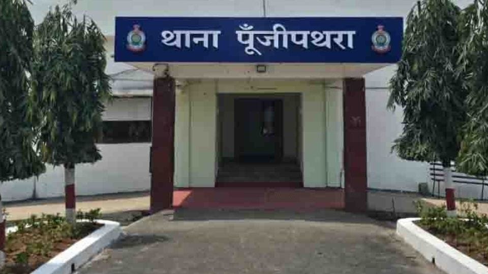 Driver absconded with 15 tonnes of iron rods in Punjipathra raigarh