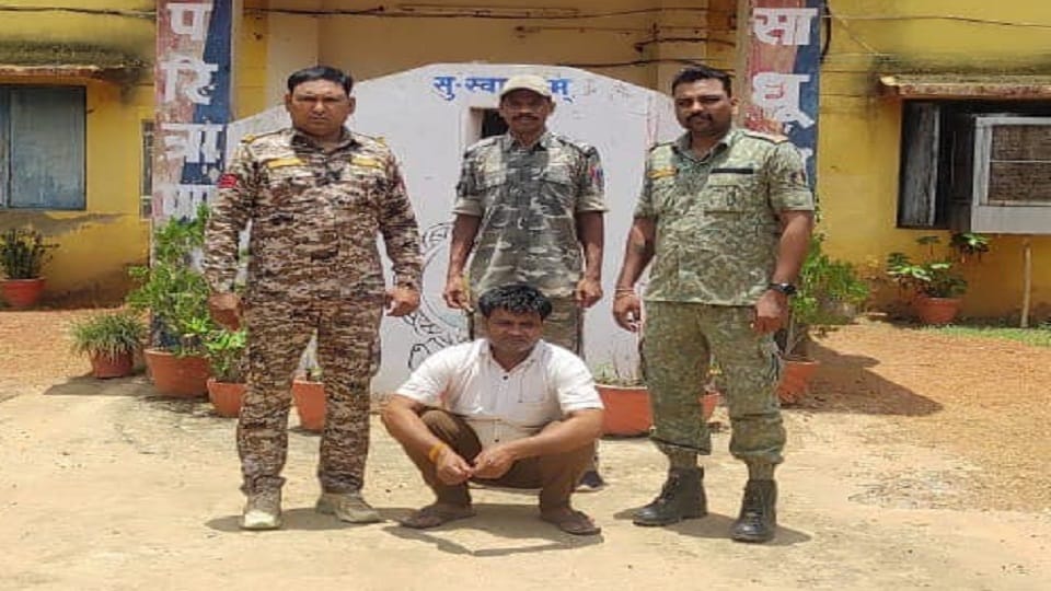 पुलिस की गिरफ्त में आरोपी