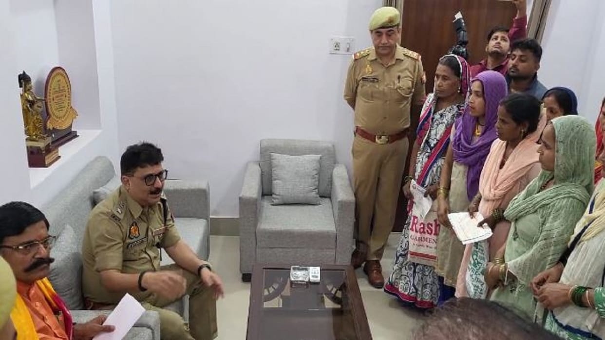 Amar Jyoti Company Scam Victim investors reached SSP office with MLA in Budaun