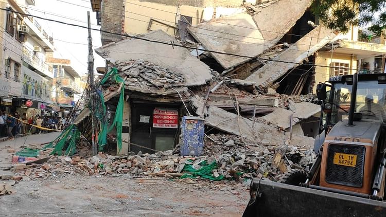 Delhi Building Collapse : रोहिणी में भरभराकर गिरी दो मंजिला इमारत, लोगों के दबे होने की आशंका; बचाव कार्य जारी