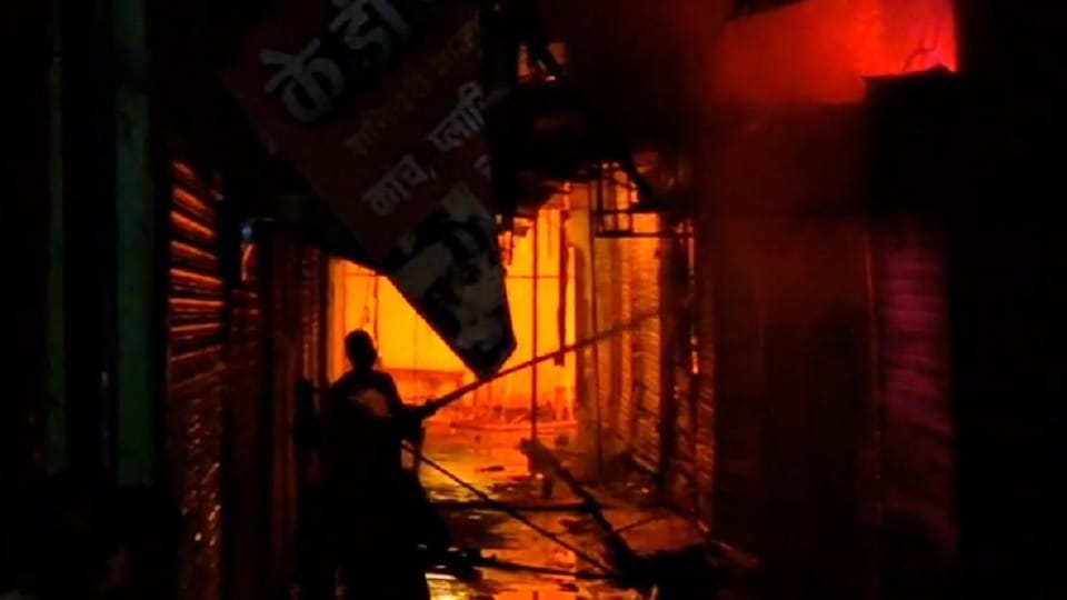 दुकानों में लगी आग