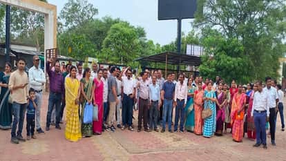 Teachers protested against rationalization counseling police force was deployed in Kabirdham