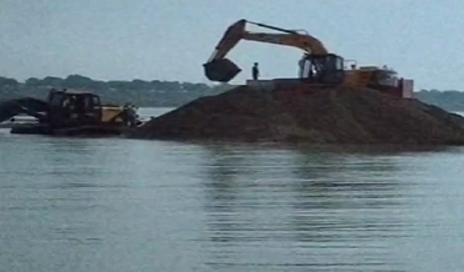 Illegal mining is being done day and night using Pokland machines by cutting the water stream of Yamuna river