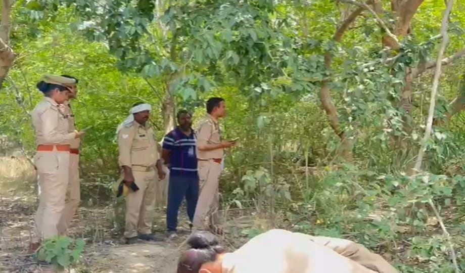After her lover got married, the girl committed suicide by hanging herself, the body was found hanging from a