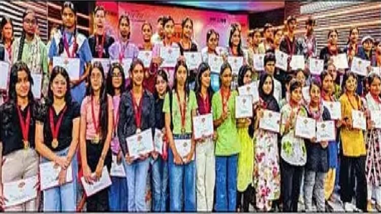 भविष्य ज्योति : सम्मान पाकर खिले छात्र-छात्राओं के चेहरे, आईपीईएम में अमर उजाला ने किया आयोजन