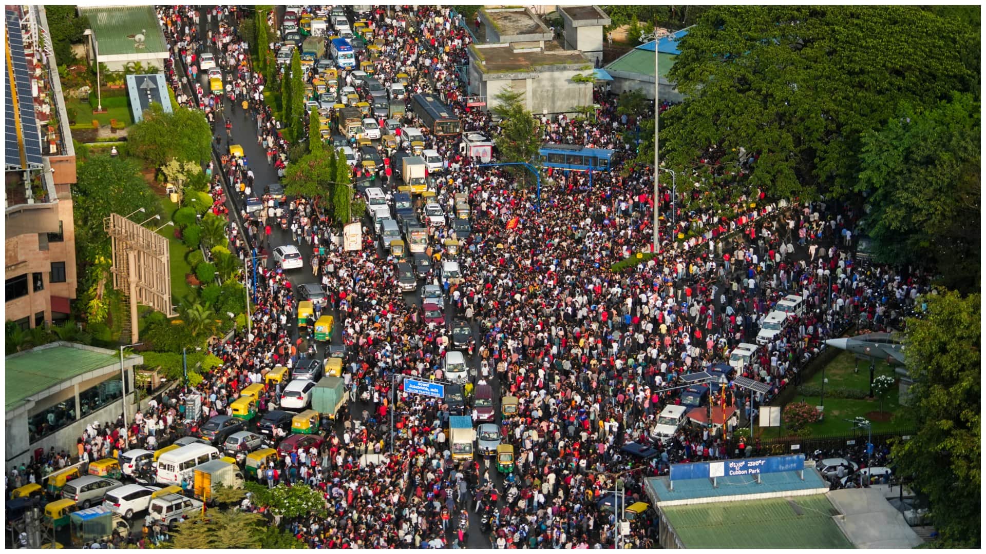 Bengaluru Stampede Photos: Uncontrolled fans...mistakes in preparation, IPL RCB celebration turn into mourning