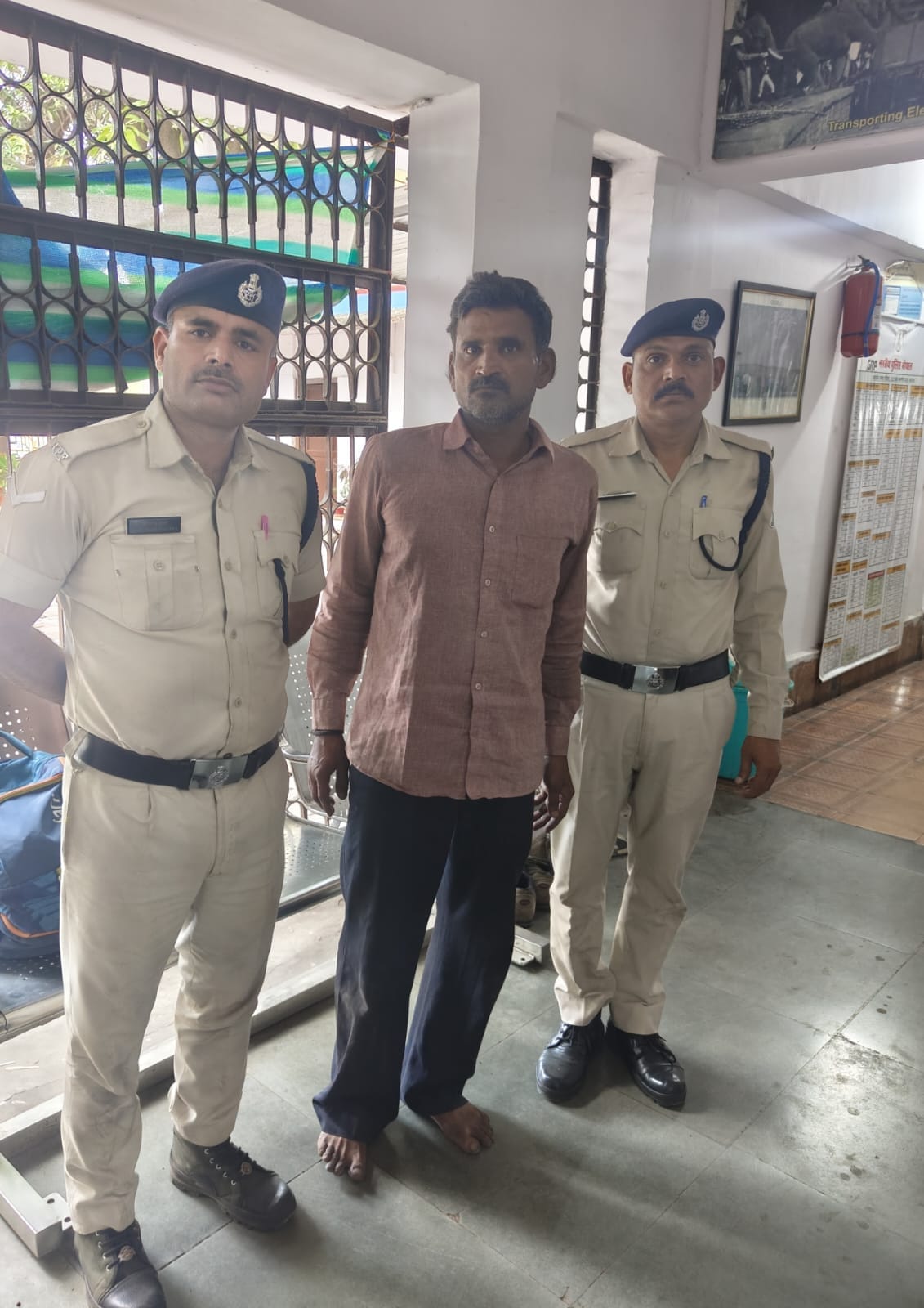 Bhopal: The accused stole a mobile phone from a moving train and jumped on the outer track, RPF caught him red