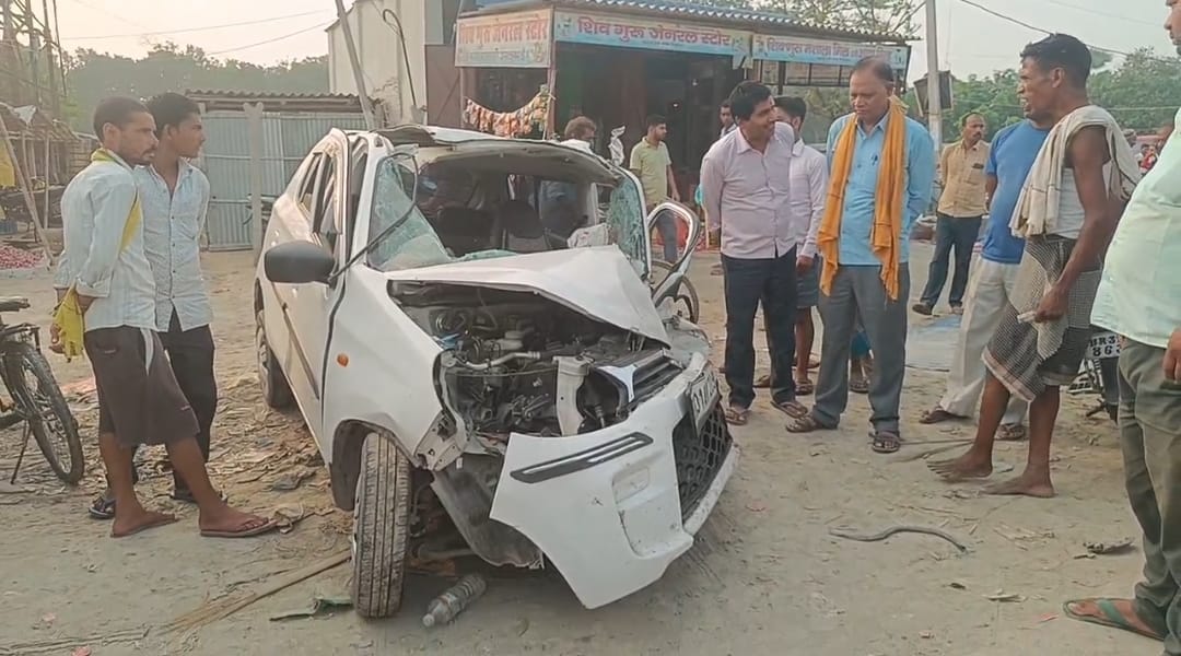 Bihar: Two people died and four are serious in an accident on the highway in Vaishali; Car collided with truck
