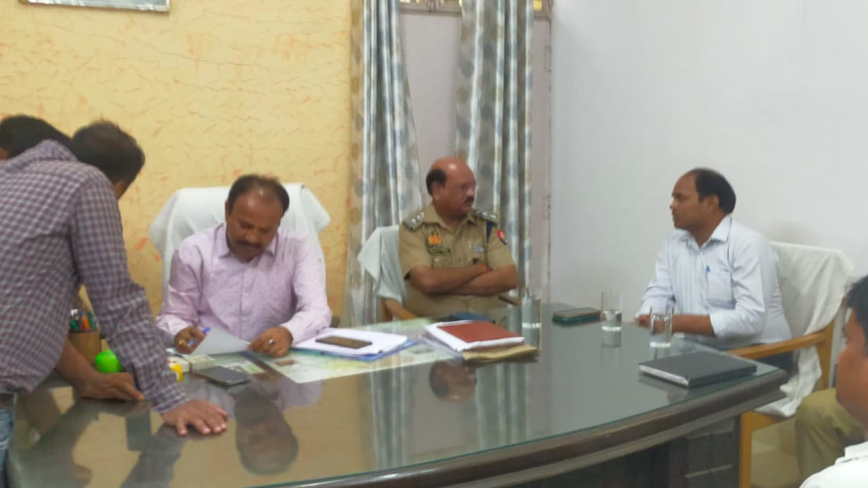 Former president of bar association slapped SDM in Basti, uproar ensued