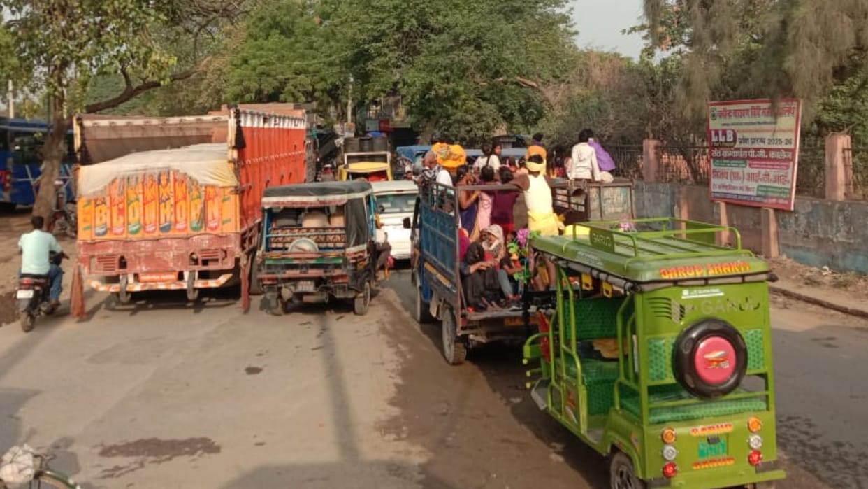Ganga Dussehra Devotees took dip police had tough time managing traffic in ballia faith defeated by heat