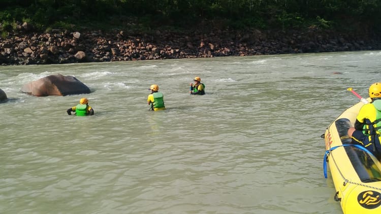 Rishikesh: फूलचट्टी के पास गंगा में बहा दिल्ली का युवक, महिला के साथ आया था घूमने, तलाश में जुटी एसडीआरएफ