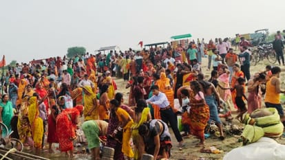 Ganga Dussehra Devotees took dip police had tough time managing traffic in ballia faith defeated by heat
