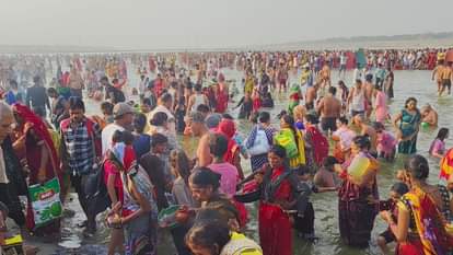 गंगा दशहरा पर संगम तट पर उमड़ी भीड़।