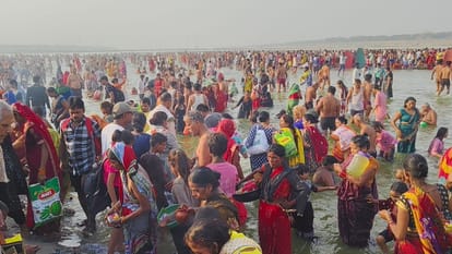 गंगा दशहरा पर संगम तट पर उमड़ी भीड़।