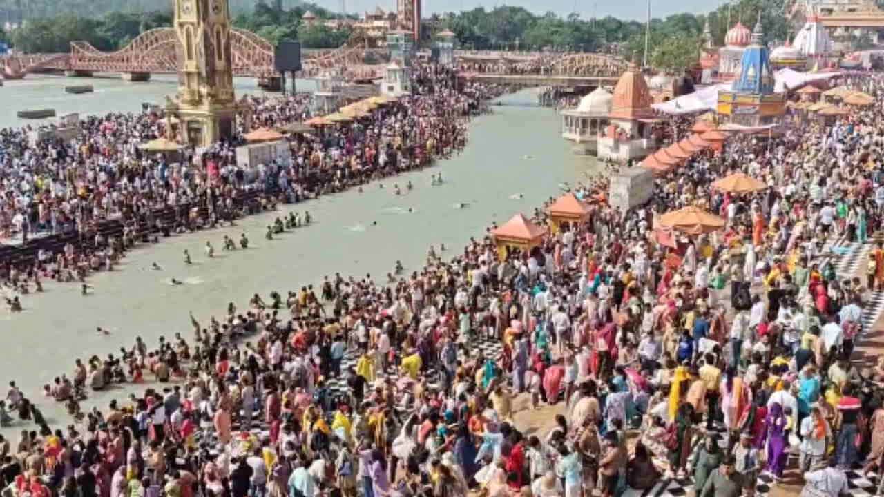 Ganga Dussehra Snan devotees Crowd gathered in haridwar Traffic jam on Haridwar-Dehradun highway