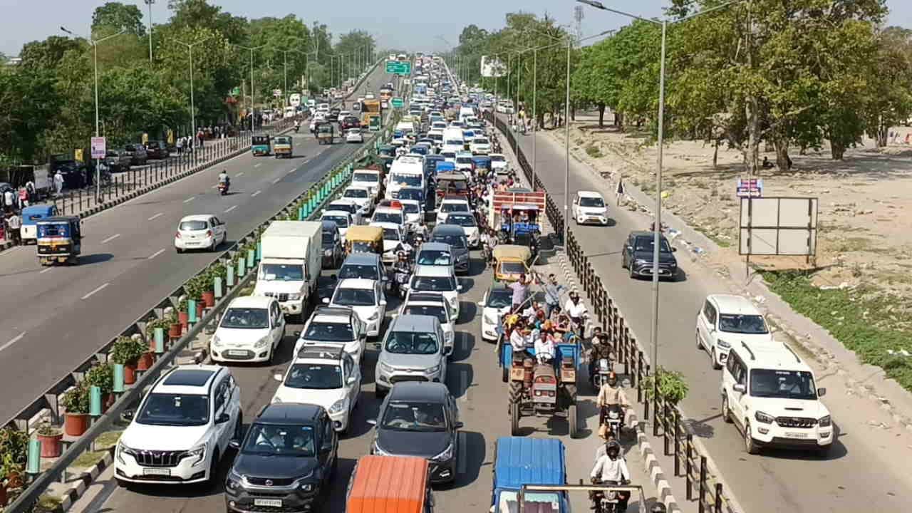 Ganga Dussehra Snan devotees Crowd gathered in haridwar Traffic jam on Haridwar-Dehradun highway