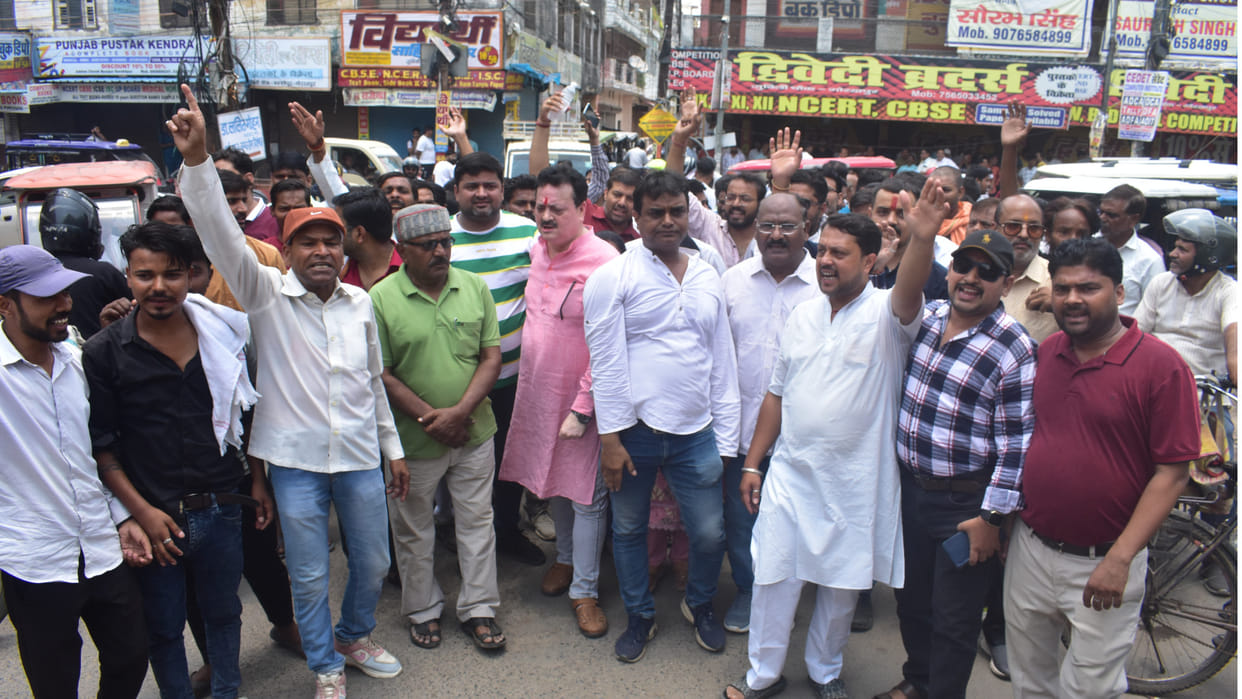 Angry with the action of the enforcement team of Gorakhpur Municipal Corporation, the traders kept their shops