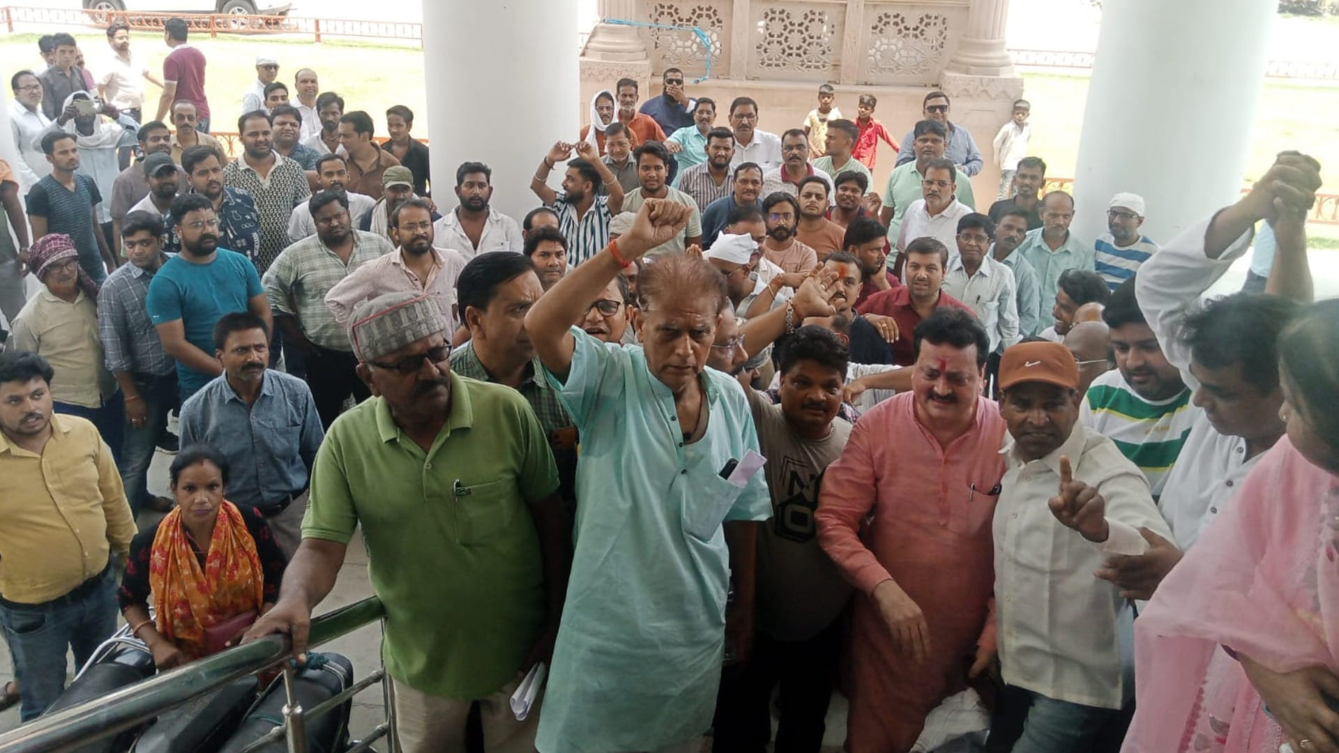 Angry with the action of the enforcement team of Gorakhpur Municipal Corporation, the traders kept their shops