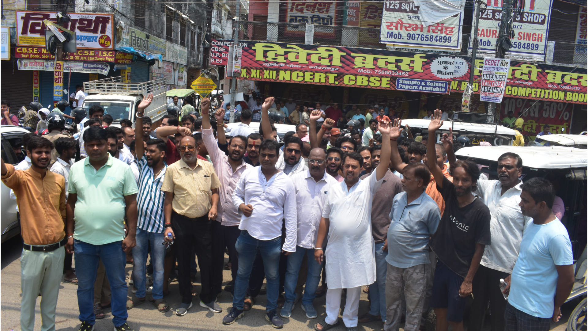 Angry with the action of the enforcement team of Gorakhpur Municipal Corporation, the traders kept their shops