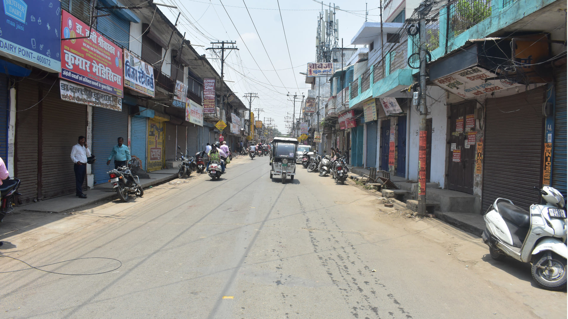 Angry with the action of the enforcement team of Gorakhpur Municipal Corporation, the traders kept their shops