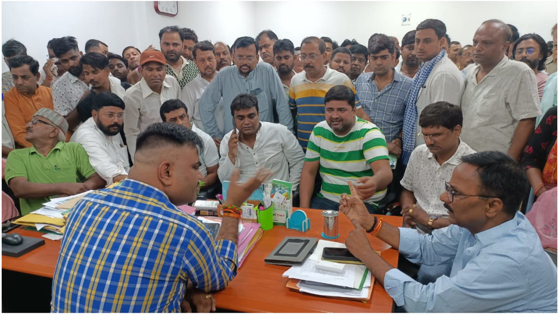 Angry with the action of the enforcement team of Gorakhpur Municipal Corporation, the traders kept their shops