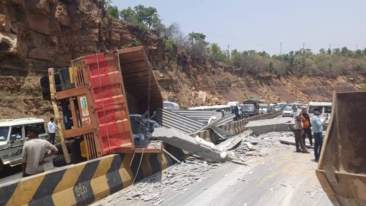 Major accident on UP-MP border, seven devotees returning from Sangam bath in auto died