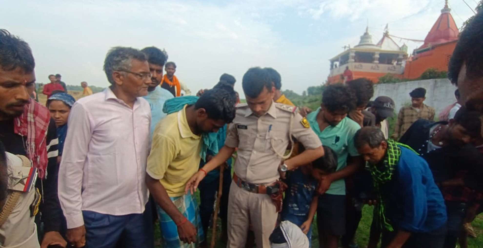 घटनास्थल पर मौजूद पुलिसकर्मी