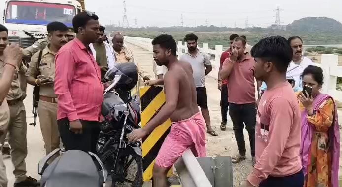 Tragic accident in Sonbhadra Two youths drowned in Ranuka river one was rescued