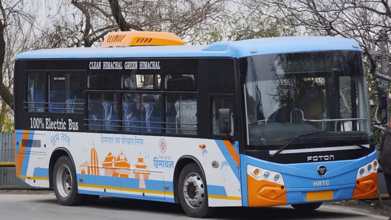 Himachal Tourism business at a standstill Manali Rohtang electric bus service closed no passengers available