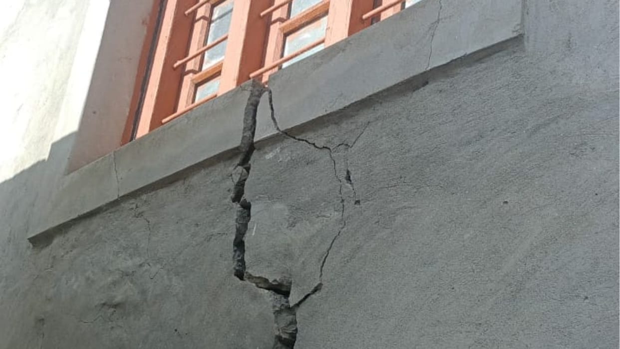 Himachal People spending their nights in fear Lindur village Lahaul-Spiti deep cracks appeared in the houses