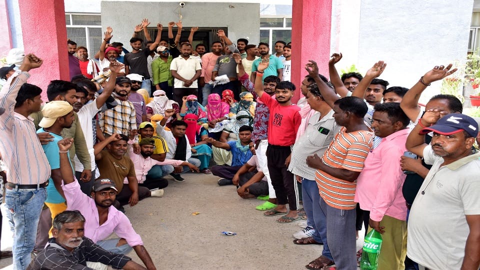 Aligarh sanitation workers protested against inclusion in Sukhma company