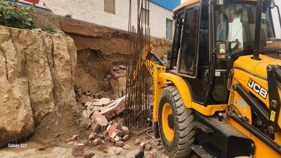 accident in Noida Three workers including two women died due to collapse of basement wall under construction