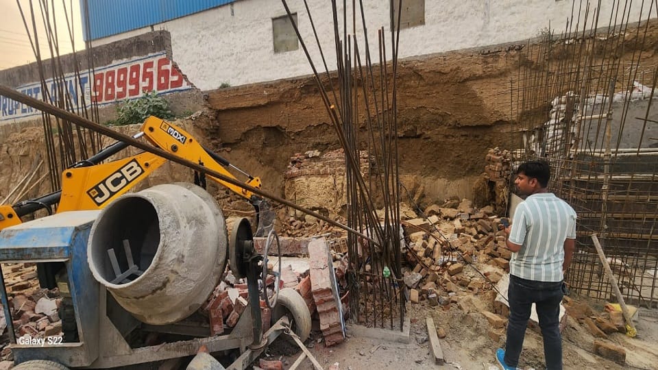 accident in Noida Three workers including two women died due to collapse of basement wall under construction