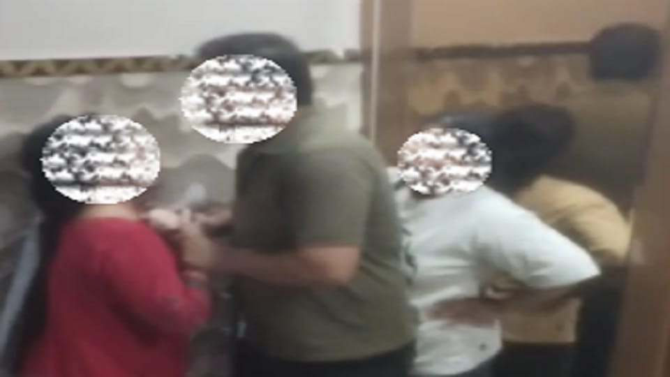 Meerut: Father of two daughters was living in a live-in relationship with his girlfriend, wife suddenly arrive