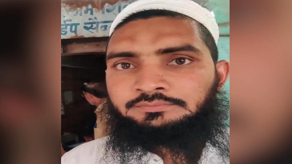 Meerut: After checking Maulana's Aadhar card, Pakistani said, attempted to attack with sickle