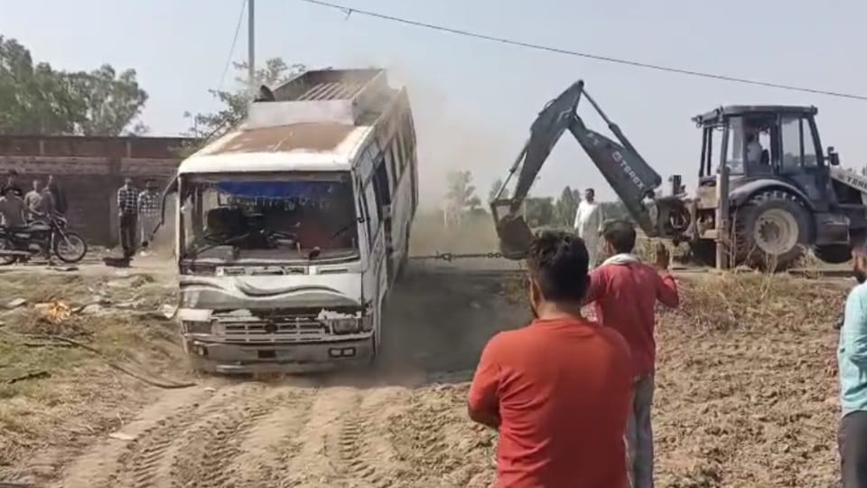 A bus full of passengers overturned in Pathankot, seven got minor injuries